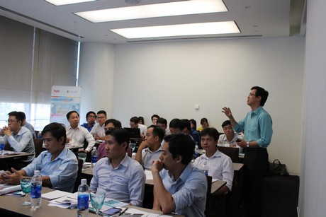 Anh Nguyễn Đức Hoàng Hải – TP. GP Microsoft HCM – HSI – cùng team giải đáp thắc mắc cho khách mời của Hội thảo