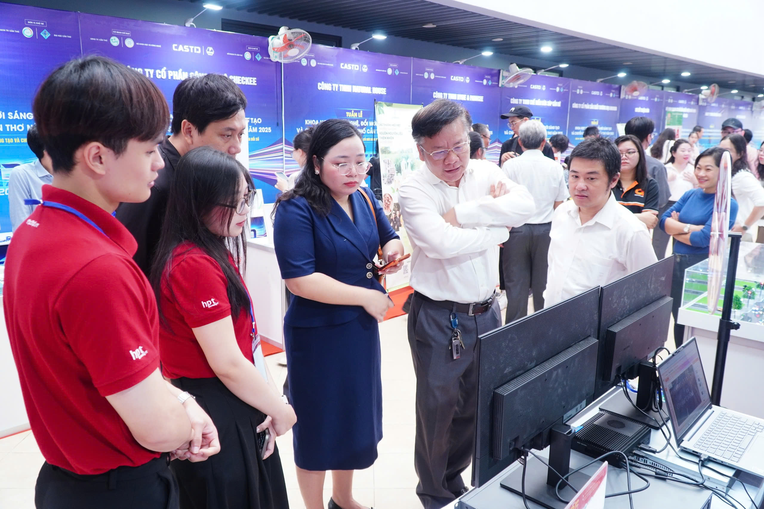 Visitors at the HPT booth