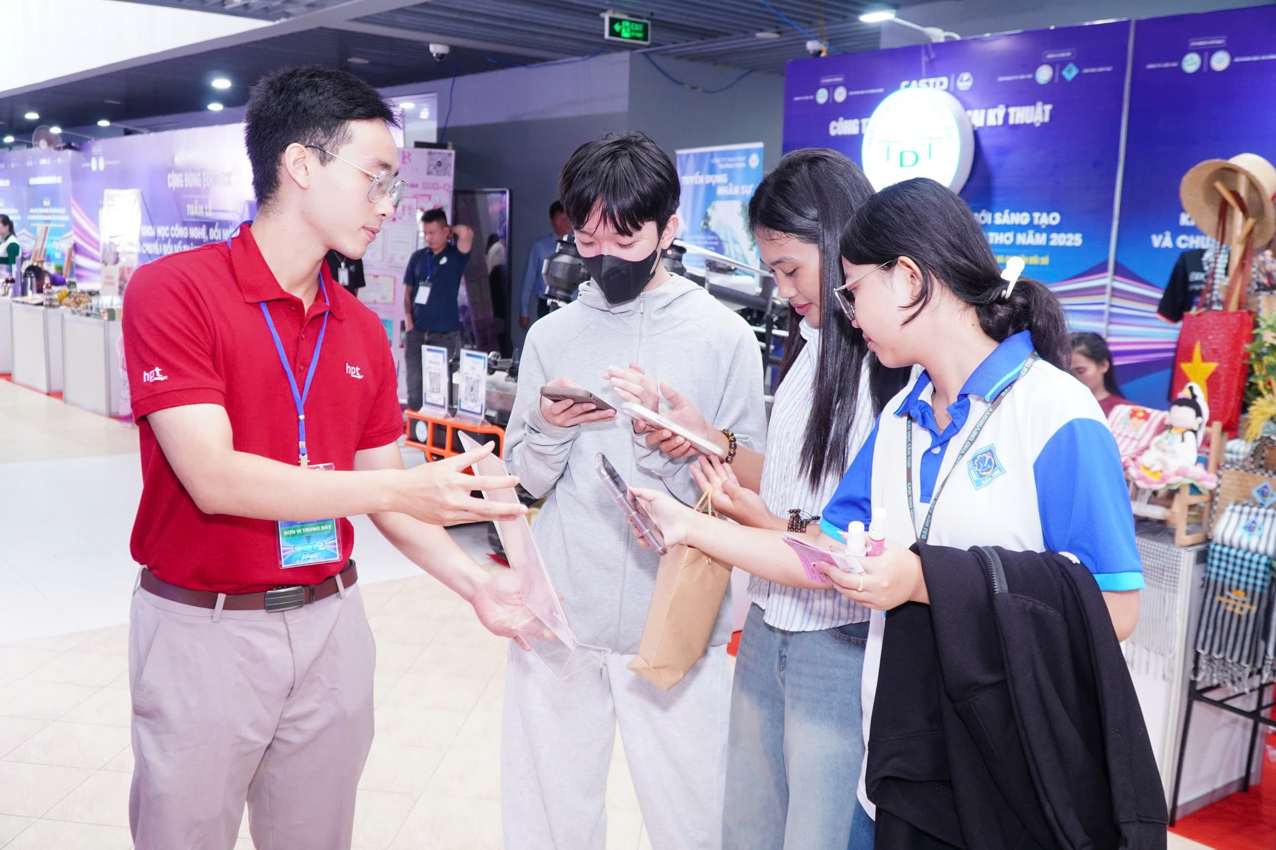 Visitors at the HPT booth (photo 2)